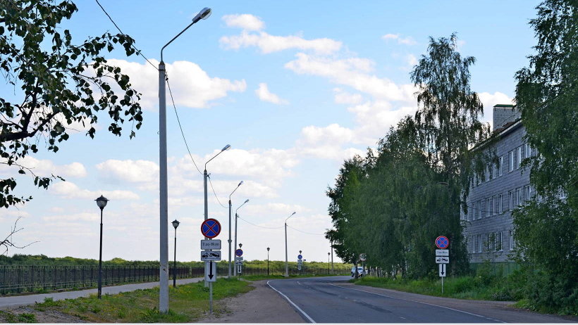 Новодвинск холмогоры. Дорога Новодвинск Холмогоры. Дорога Исакогорка - Новодвинск - Холмогоры. Холмогоры площадь Морозова. Набережная в Холмогорах.