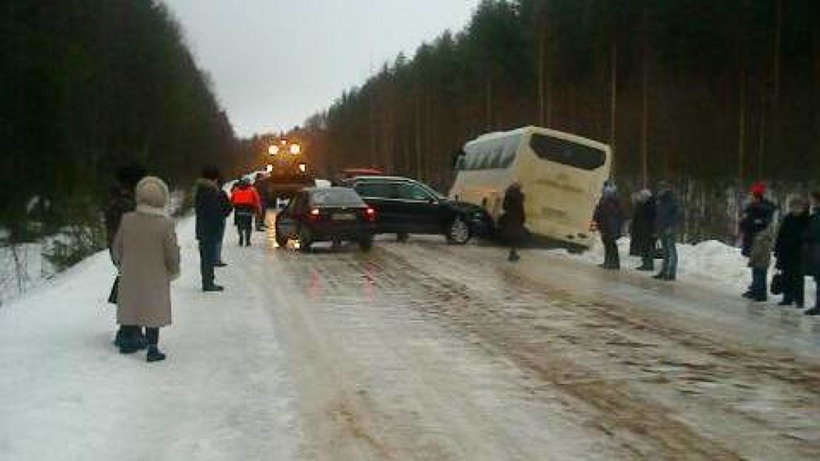 Двинской архангельск автобус. Дорога Котлас Архангельск. Трасса Котлас Архангельск. Дорога Северодвинск Котлас. Авария в Верхнетоемском районе.