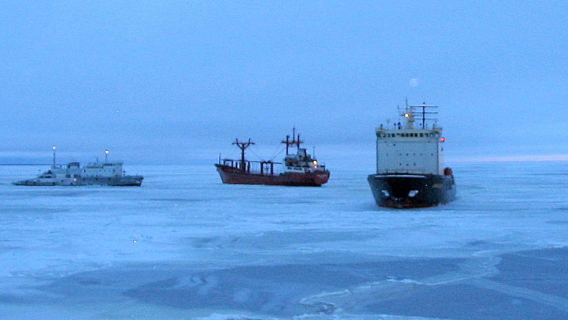 Крупнейший российский порт на белом море. Корабль белое море Архангельск. Белое море Архангельск порт. Архангельский порт зимой. Белое море судно.