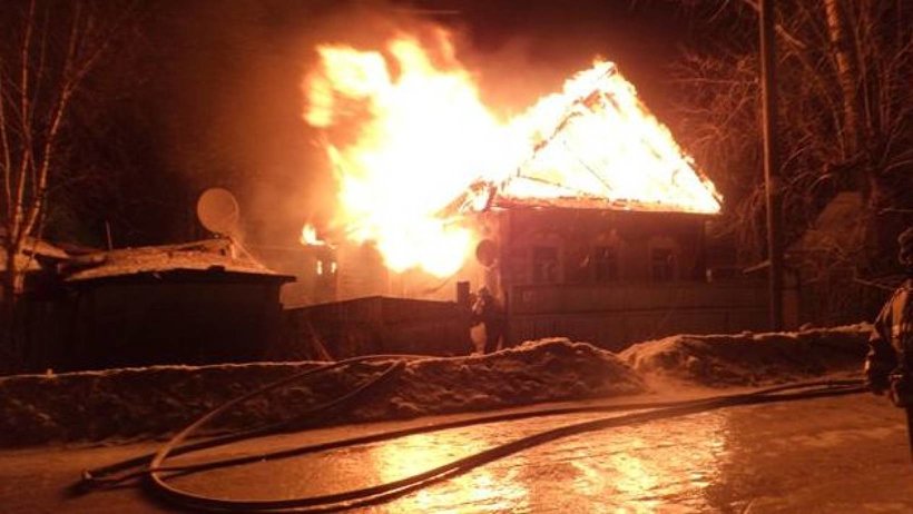 Погода в няндоме на неделю. Пожар в Няндоме. Пожары в Архангельской области в Пинежском районе. В Няндоме сгорел дом. Пожар в Котласе рядом с детской площадке.